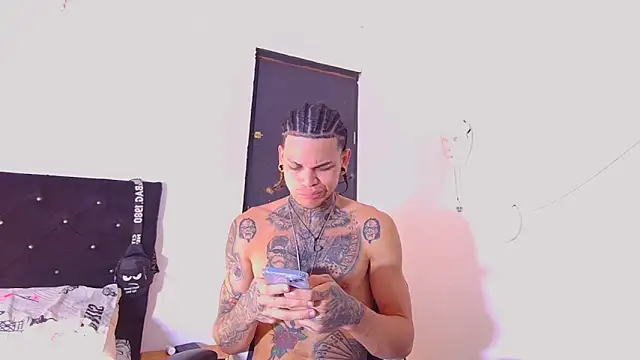 Snapshot of hot_man05 chatting on 01.10.26 hot man05 online show from 01.10.26