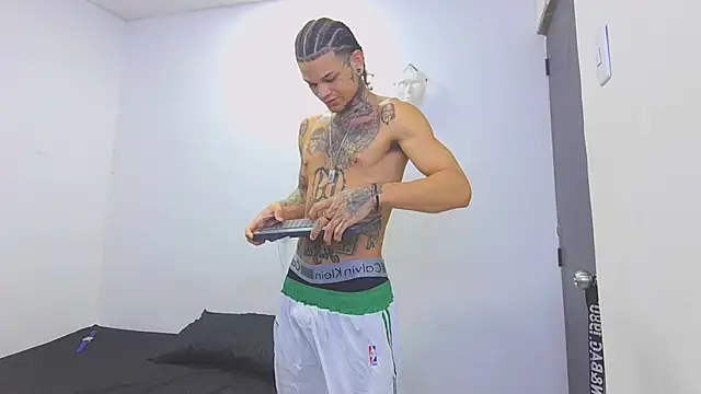 Snapshot of hot_man05 chatting on 02.26.26 hot man05 online show from 02.26.26