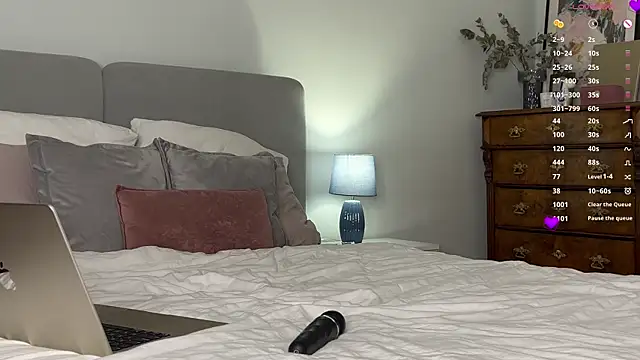 WhiteAnni online show from 10.03.25