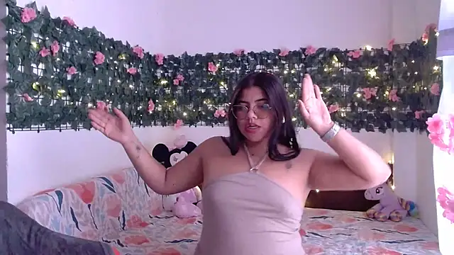 Snapshot of viccky_vick chatting on 11.17.25 viccky vick online show from 11.17.25