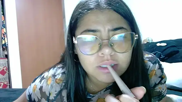 Snapshot of viccky_vick chatting on 01.08.26 viccky vick online show from 01.08.26