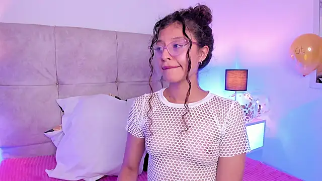 Snapshot of mac-sara chatting on 03.17.25 mac-sara online show from 03.17.25