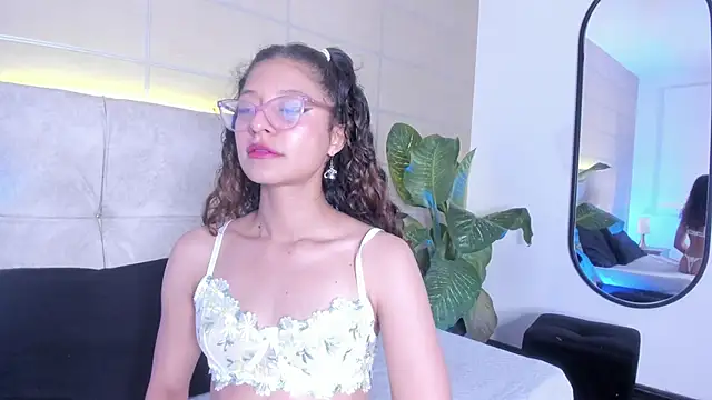 Snapshot of mac-sara chatting on 09.14.25 mac-sara online show from 09.14.25