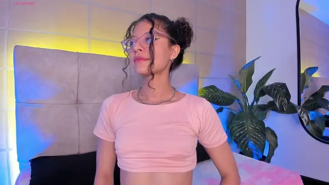 Snapshot of mac-sara chatting on 10.13.25 mac-sara online show from 10.13.25