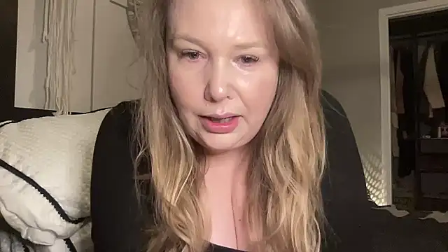 Snapshot of BustyHayleyUk chatting on 01.29.25 BustyHayleyUk online show from 01.29.25