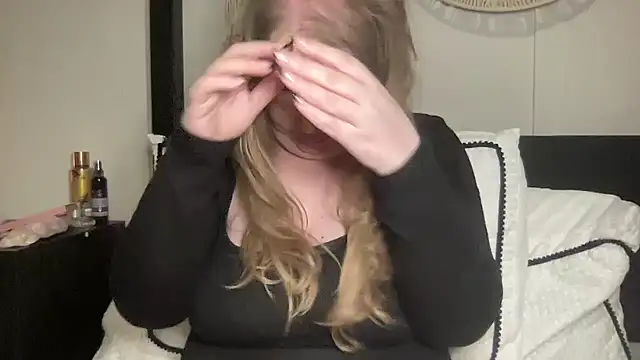 Snapshot of BustyHayleyUk chatting on 01.29.25 BustyHayleyUk online show from 01.29.25