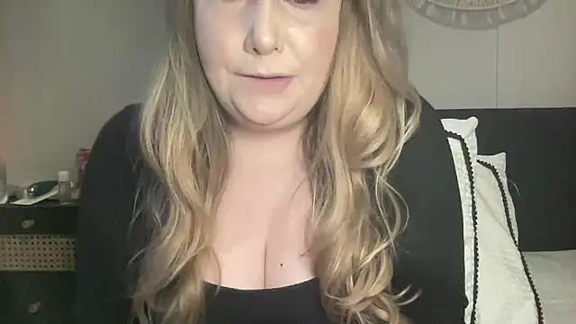 Snapshot of BustyHayleyUk chatting on 02.05.25 BustyHayleyUk online show from 02.05.25