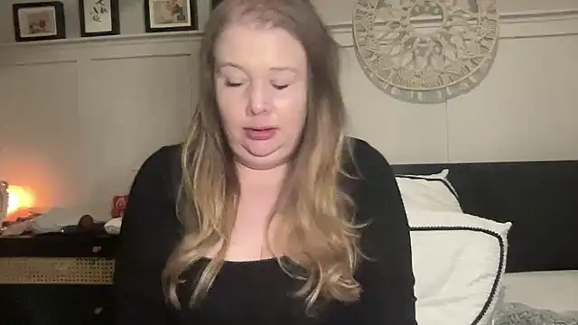 Snapshot of BustyHayleyUk chatting on 02.14.25 BustyHayleyUk online show from 02.14.25