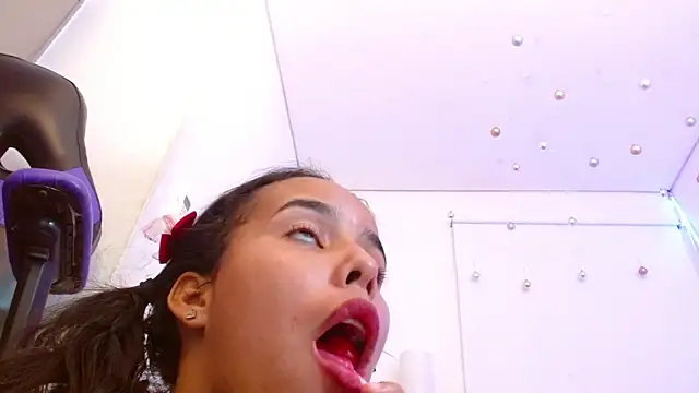 Roxy Stonee online show from 03.13.25