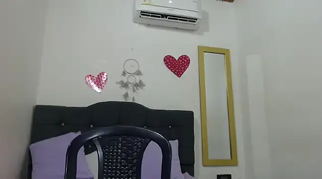 Snapshot of CanelaFierce chatting on 02.07.25 CanelaFierce online show from 02.07.25