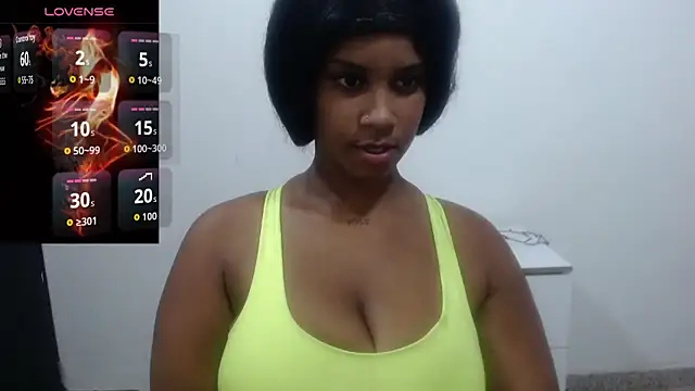 Snapshot of CanelaFierce chatting on 11.04.25 CanelaFierce online show from 11.04.25