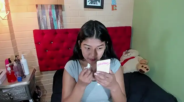 Snapshot of ScarletKray chatting on 02.20.25 ScarletKray online show from 02.20.25