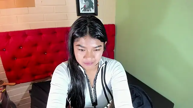 Snapshot of ScarletKray chatting on 03.08.25 ScarletKray online show from 03.08.25