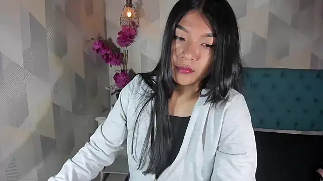 Snapshot of ScarletKray chatting on 09.29.25 ScarletKray online show from 09.29.25