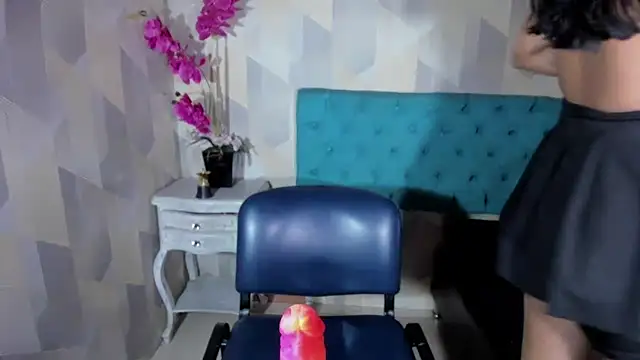 Snapshot of ScarletKray chatting on 10.04.25 ScarletKray online show from 10.04.25