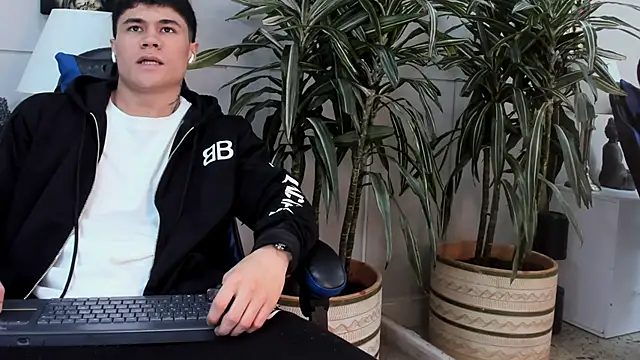 Snapshot of roan_birkin chatting on 04.30.26 roan birkin online show from 04.30.26