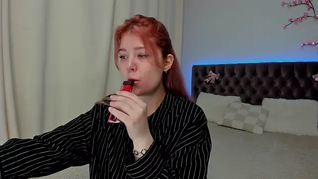 Ella Mayers online show from 09.18.25