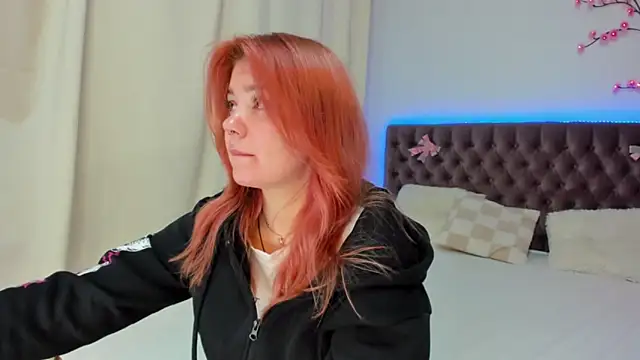 Ella Mayers online show from 10.17.25