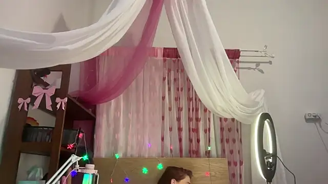 Snapshot of ScarletBottom chatting on 09.17.25 ScarletBottom online show from 09.17.25