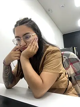 Emma Giraldo online show from 10.05.25