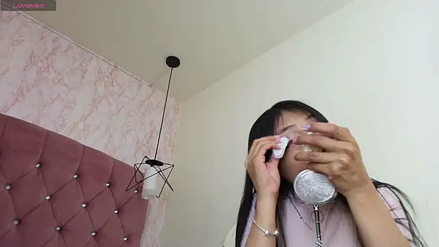 Snapshot of Raichell_ chatting on 10.28.25 Raichell  online show from 10.28.25