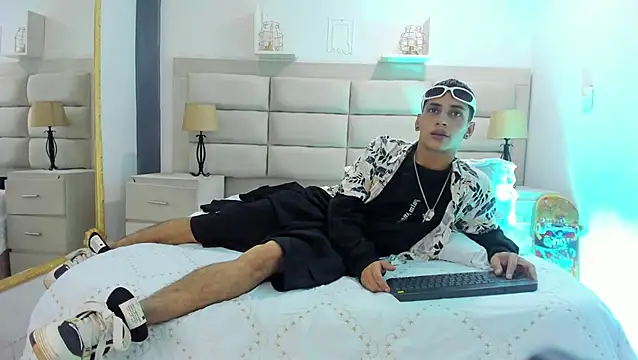 Snapshot of JhoanLeandro chatting on 02.07.25 JhoanLeandro online show from 02.07.25