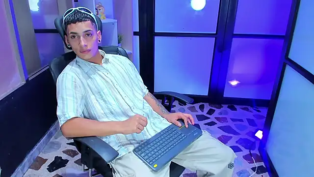 Snapshot of JhoanLeandro chatting on 02.15.25 JhoanLeandro online show from 02.15.25