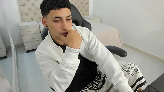 Snapshot of JhoanLeandro chatting on 10.19.25 JhoanLeandro online show from 10.19.25