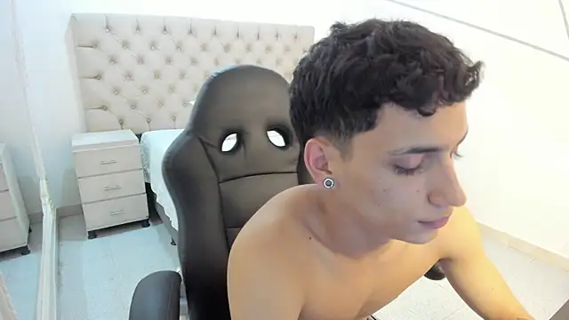 Snapshot of JhoanLeandro chatting on 10.25.25 JhoanLeandro online show from 10.25.25