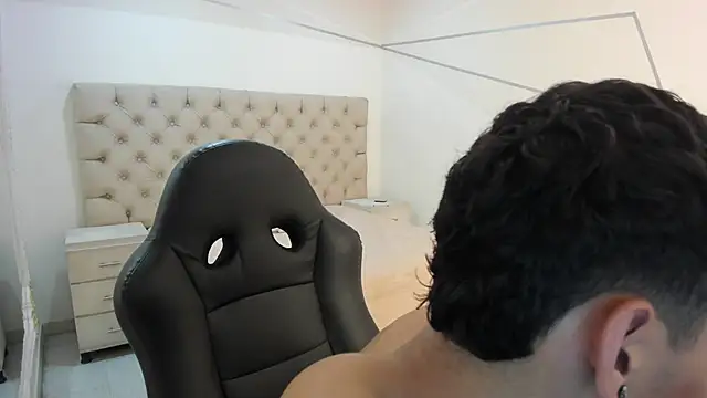 Snapshot of JhoanLeandro chatting on 10.27.25 JhoanLeandro online show from 10.27.25