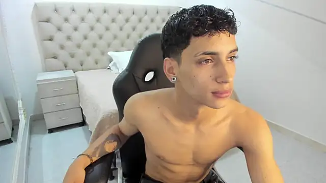 Snapshot of JhoanLeandro chatting on 10.28.25 JhoanLeandro online show from 10.28.25