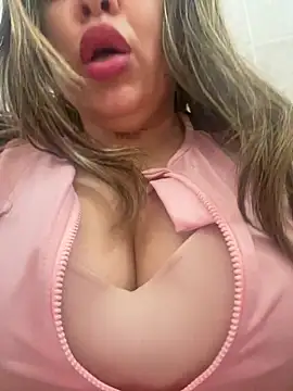 Snapshot of laarti chatting on 05.24.26 laarti online show from 05.24.26