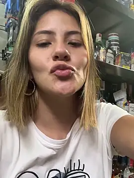 Snapshot of Andrea18_blonde chatting on 10.27.25 Andrea18 blonde online show from 10.27.25