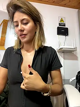 Snapshot of Andrea18_blonde chatting on 12.13.25 Andrea18 blonde online show from 12.13.25