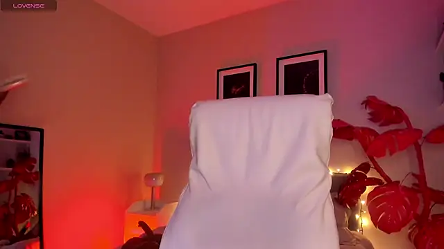 Gigi Strawberry online show from 02.05.26