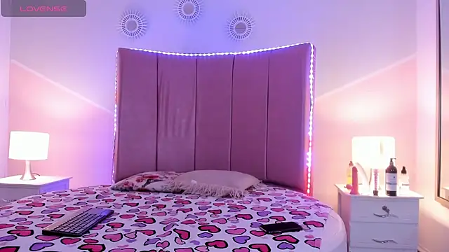 Snapshot of _Emma_whiitee_ chatting on 03.07.25  Emma whiitee  online show from 03.07.25