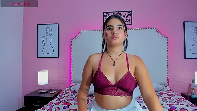 Snapshot of _Emma_whiitee_ chatting on 10.10.25  Emma whiitee  online show from 10.10.25