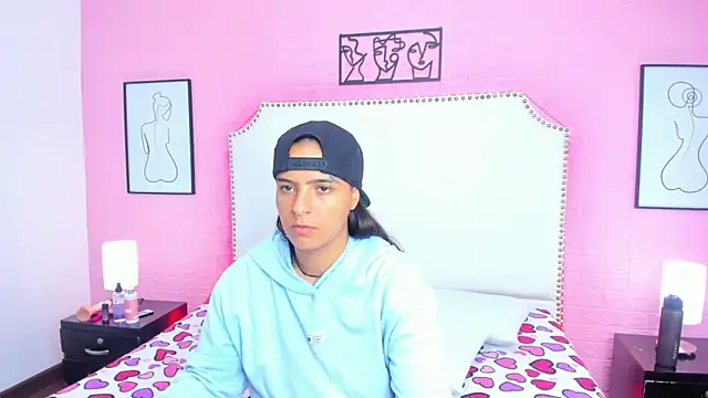 Snapshot of _Emma_whiitee_ chatting on 10.15.25  Emma whiitee  online show from 10.15.25