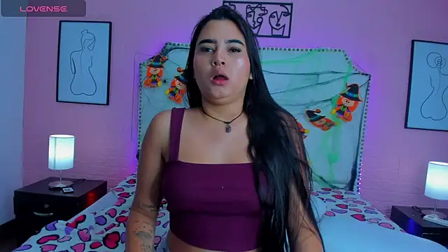 Snapshot of _Emma_whiitee_ chatting on 10.29.25  Emma whiitee  online show from 10.29.25