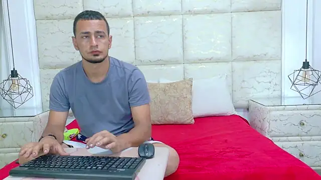 Snapshot of ThaliaANDNicholas chatting on 03.04.25 ThaliaANDNicholas online show from 03.04.25