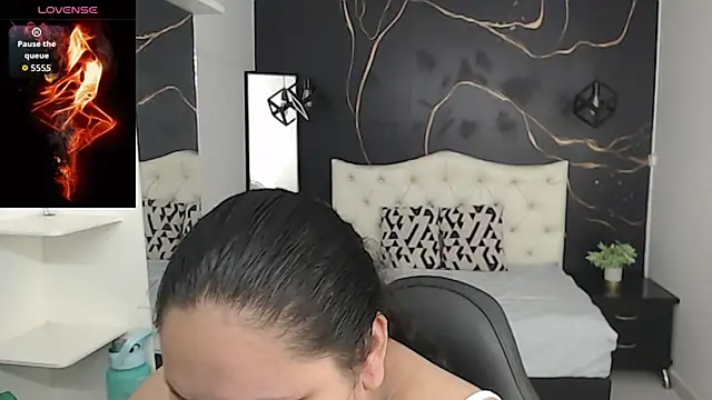 Aaliyah11 online show from 10.19.25