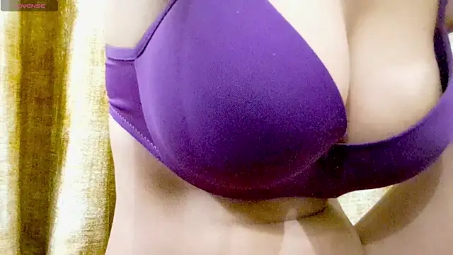 Snapshot of RAYI_01 chatting on 10.14.25 RAYI 01 online show from 10.14.25