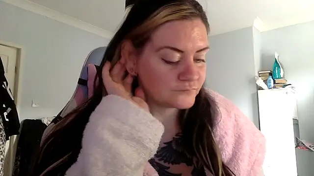 AureliaXOX online show from 02.14.25