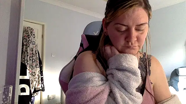 AureliaXOX online show from 02.22.25