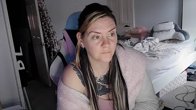 AureliaXOX online show from 02.23.25