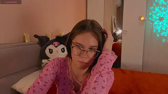 Mia Luw online show from 11.16.25