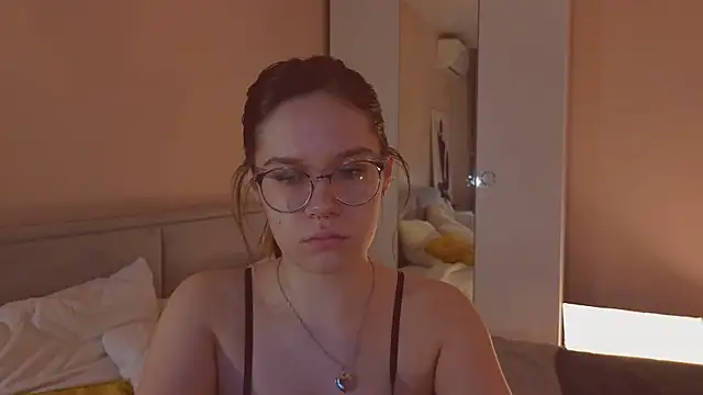 Mia Luw online show from 02.06.26