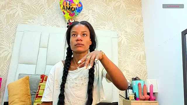 Snapshot of dafnnelewis chatting on 04.08.26 dafnnelewis online show from 04.08.26