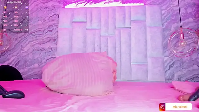 MiaVelveett online show from 11.23.25