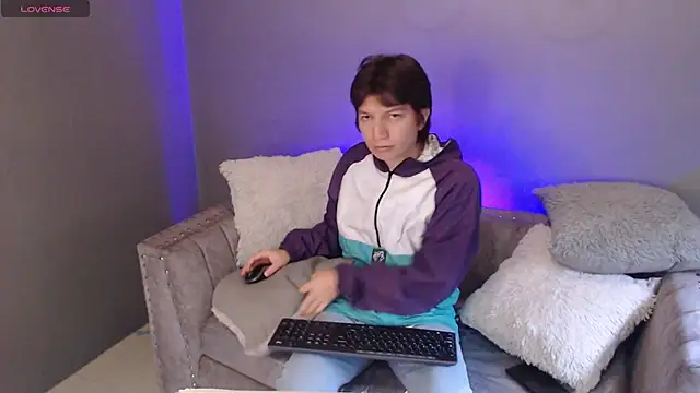 Snapshot of Golden-Boyy chatting on 02.14.25 Golden-Boyy online show from 02.14.25
